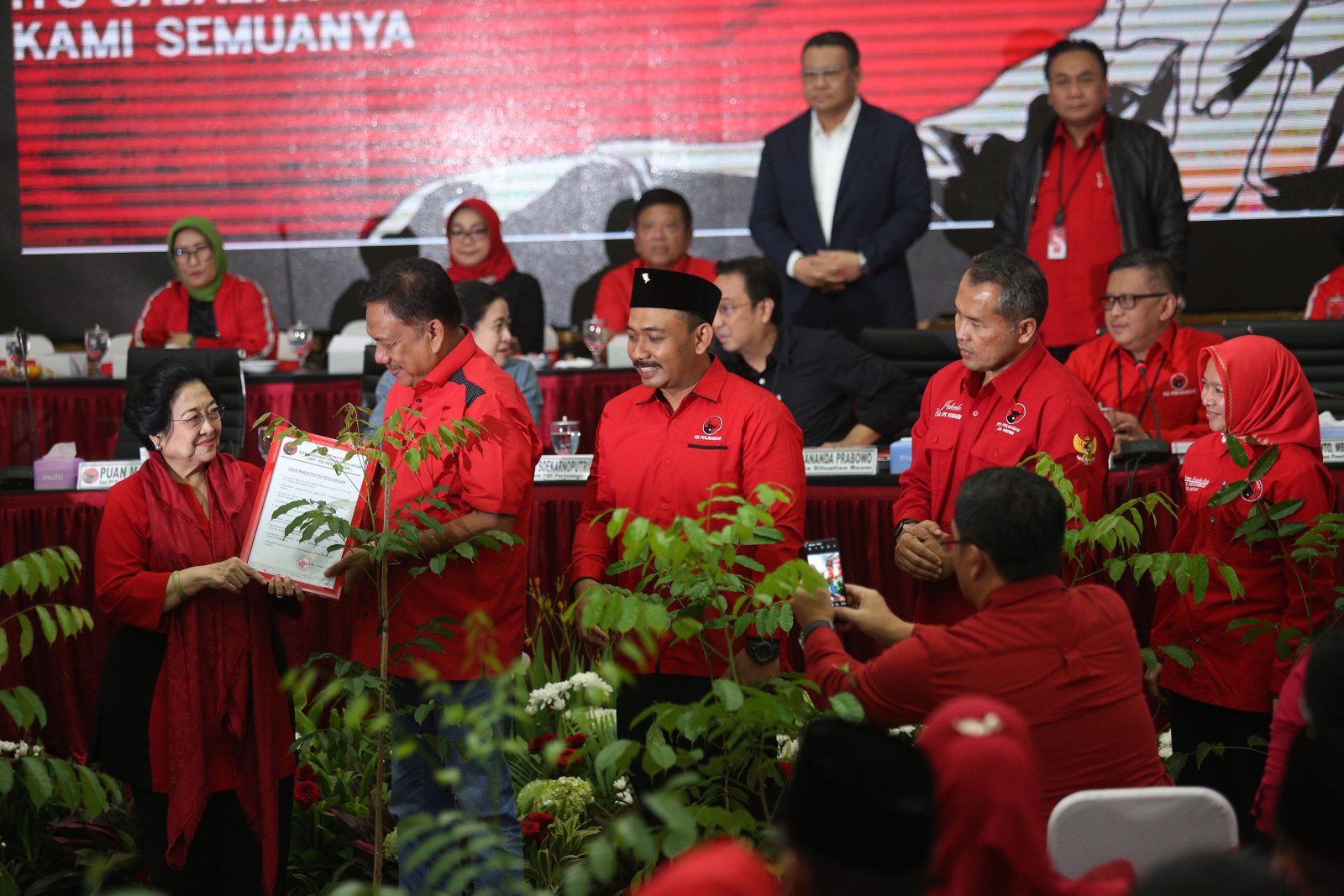 Ketum PDIP Megawati Soekarnoputri saat menyerahkan rekomendasi paslon yang diusung di Pilkada 2020. (MIFTAHULHAYAT/JAWA POS) - Image