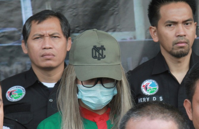 Artis Lucinta Luna dihadirkan pada rilis kasus narkoba di Polres Metro Jakarta Barat, Rabu (12/2/2020). Artis Lucinta Luna ditetapkan sebagai tersangka kasus kepemilikan narkoba dengan barang bukti dua butir pil ekstasi, tujuh butir pil riklona dan lima - Image