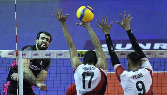 Pemain Surabaya Bhayangkara Samator, Rendy Tamamilang (17) dan Yuda (9) melakukan blok pemain Jakarta Pertamina Energi , Minic (1) dalam pertandingan Putaran-1 Minggu ketiga Proliga 2020, Sabtu (8/2/2020) di gedung PSCC Palembang Sumatera Selatan. Surabay - Image