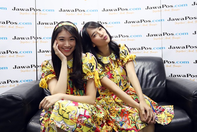 Member JKT48 Shani Indira Natio & Beby Chaesara Anadila saat visit ke Kantor Redaksi JawaPos.com di Gedung Graha Pena, Jakarta, Selasa (4/2/2019). (Dery Ridwansah/ JawaPos.com) - Image
