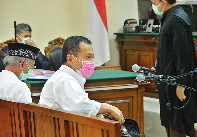 BERMASKER: Tatang Istiawan dalam sidang tuntutan kemarin. (Denny Mahardika/Jawa Pos) - Image