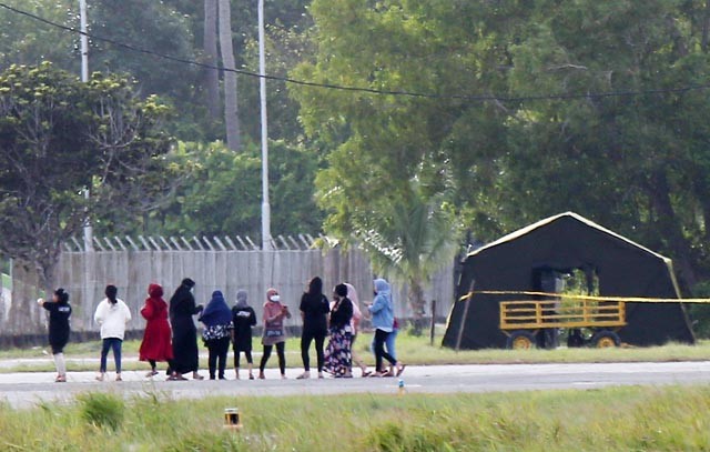 Sejumlah Warga Negara Indonesia (WNI) asal Wuhan, Hubei, China beraktivitas di depan Hanggar Pangkalan Udara Raden Sadjad, Ranai, Natuna, Kepulauan Riau, Selasa (4/2/2020). Menurut data Kementerian Kesehatan bahwa 238 orang WNI yang menjalani proses obser - Image