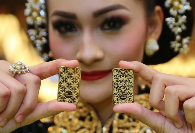 PT Aneka Tambang TBK (Antam) meluncurkan emas batangan batik Indonesia Seri II di Jakarta Kamis (19/4/18). Sebagaimana seri emas motif batik yang pertama, emas batangan Batik Indonesia Seri II ini merupakan satu2nya di dunia yang mengusung empat motif yak - Image