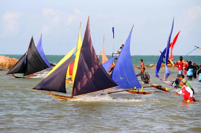 Para peserta melepas Jong miliknya saat mengikuti lomba jong di pantai Mak Dare Nongsa, Jumat (14/2). Lomba tersebut diselenggarakan setiap tahun yang diikuti selain dari Batam juga dari daerah lain. F Cecep Mulyana/Batam Pos - Image