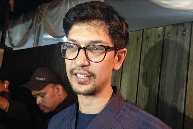 Dimas Beck saat ikut tahlilan di kediaman Bunga Citra Lestari. (Abdul Rahman/JawaPos.com) - Image