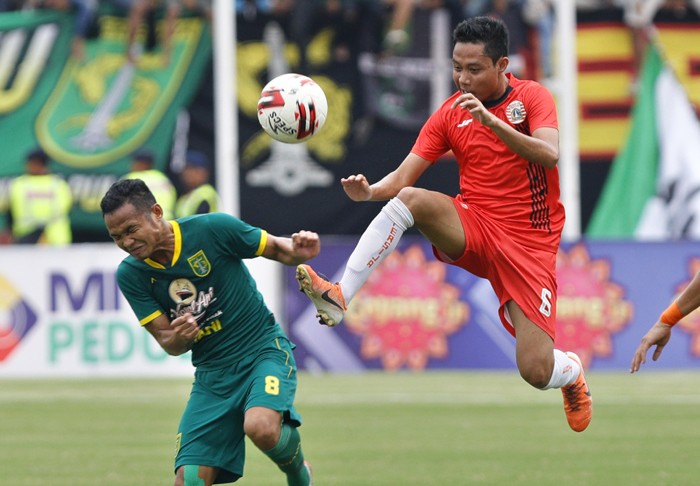 Evan Dimas (kanan), gelandang Persija berebut bola di udara dengan Oktafianus Fernando, winger Persebaya saat pertandingan babak final Piala Gubernur Jawa Timur di Stadion Gelora Delta Sidoarjo, (20/2). FOTO: Angger Bondan/Jawa Pos