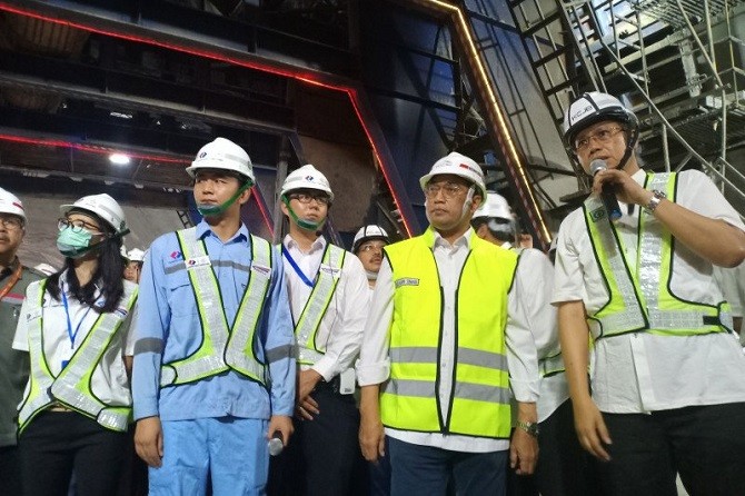 Menteri Perhubungan Budi Karya Sumadi meninjau progres proyek kercep Jakarta-Bandung, Minggu (23/2). Turut mendampingi Budi, ada Dirjen Perkeretaapian Kementerian Perhubungan Zulfikri dan Direktur Utama PT KAI (Persero) Edy Sukmoro. - Image