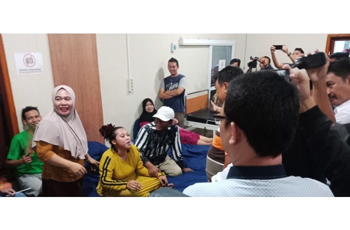 200 PASIEN PER HARI: Ningsih Tinampi (kiri) di tempat praktiknya di Desa Karangjati, Kabupaten Pasuruan (6/2). (RIZAL F. SYATORI/JAWA POS RADAR BROMO) - Image