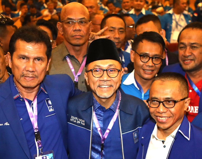 Ketua Umum PAN terpilih Zulkifli Hasan bersama Asman Abnur dan Dradjat Wibowo berfoto saat Kongres V PAN di Kendari, Sulawesi Tenggara, Selasa (11/02/2020). Zulkifli Hasan terpilih kembali menjadi Ketua Umum Partai Amanat Nasional Periode 2020-2025. FOTO: - Image