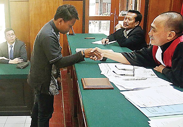 SALAMAN DENGAN PAK HAKIM: Putri menjalani persidangan di Pengadilan Negeri Surabaya kemarin. (Dimas Maulana/Jawa Pos) - Image