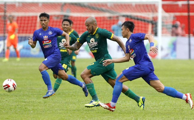 David da Silva (dua dari kanan), striker Persebaya melakukan solo run sebelum mencetak gol pertama ke gawang Arema FC pada babak semifinal Piala Gubernur Jawa Timur di Stadion Soepriyadi, Blitar, kemarin (18/2). FOTO: Angger Bondan/Jawa Pos - Image