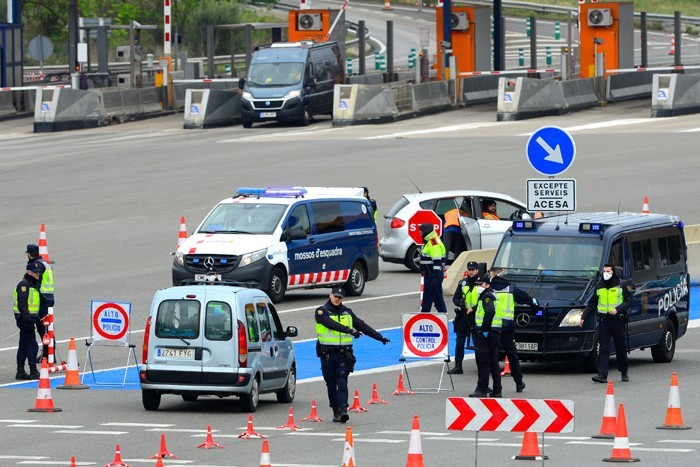 Spanish national police officers and members of the Catalan regional police force Mossos d - Image