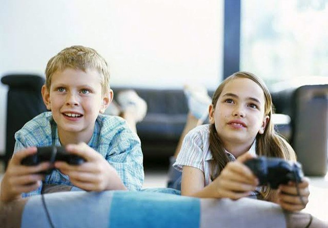 Ilustrasi: Anak-anak bermain video game tanpa pengawasan orang tua. (FamilyEducation). - Image