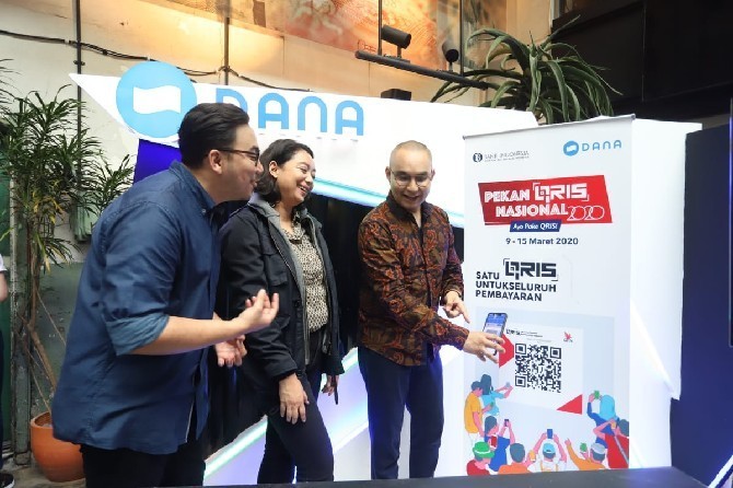 Compliance and Relations Senior Advisor of DANA Muhammad Bhadra Aditya (kiri), Chief Legal and Compliance Officer DANA Dina Artarini (tengah) dan Vice President of Communications DANA Steve Saerang (kanan) di Kafe Oeang, Jakarta, Selasa (10/3). (Dery) - Image