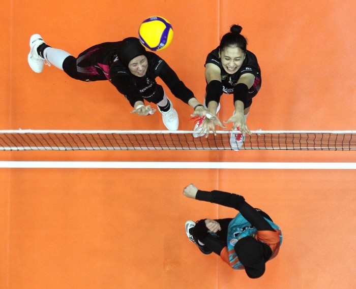 Pebola voli putri Jakarta Pertamina Energi, Agustin Wulandhari (atas kiri) dan Alya Annastasya gagal menahan smes dari pemain tim voli putri Jakarta BNI 46 dalam laga Proliga 2020 seri ketiga putaran kedua di GOR UNY, Jogjakarta, Jumat (13/3). Tim putri J - Image