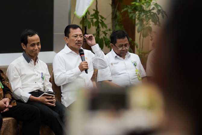 Menteri Kesehatan dr. Terawan Agus Putranto memberikan keterangan pers terkait dua orang warga yang positif COVID-19 di Gedung Kementerian Kesehatan, Jakarta, Senin (3/2/2020). Menkes meminta masyarakat tidak panik karena pemerintah telah melakukan antisi - Image