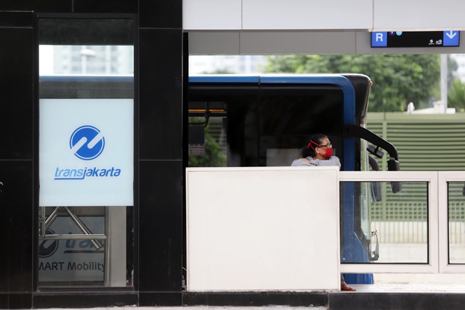 Penumpang Transjakarta saat menunggu kedatangan bus di Halte Tosari, Jl. Sudirman, Jakarta. Kartu elektronik Jakcard dapat dimanfaatkan untuk pembayaran Transjakarta Foto: Dery Ridwansah/ JawaPos.com - Image