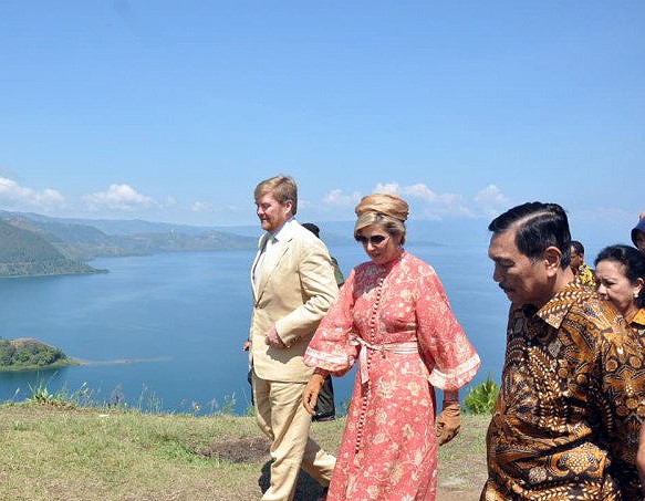Dari kiri, Raja Belanda Willem-Alexander, Ratu Belanda Maxima, dan Menko Maritim Luhut Binsar Panjaitan berkeliling di Kawasan Danau Toba (12/3/2020)/Antaranews - Image