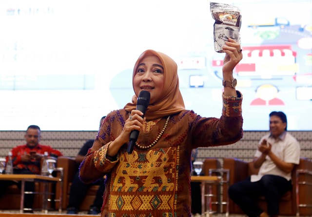 Direktur Informasi dan Komunikasi Perekonomian dan Maritim Kementerian Kominfo Septriana Tangkary saat menjelaskan beberapa produk dari UMKM Jawa Timur di acara DIGITALK ITS, Jumat (13/2). (Puguh Sujiatmiko/Jawa Pos) - Image