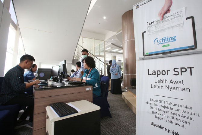 Petugas melayani masyarakat yang ingin melaporkan SPT, di Jakarta, Rabu (11/3/2020). Kantor pajak menargetkan, pelaporan SPT tahun ini bisa mencpaai 15,2 juta atau sekitar 80% wajib pajak yang wajib melaporkan pembayaran pajaknya selama periode setahun in - Image