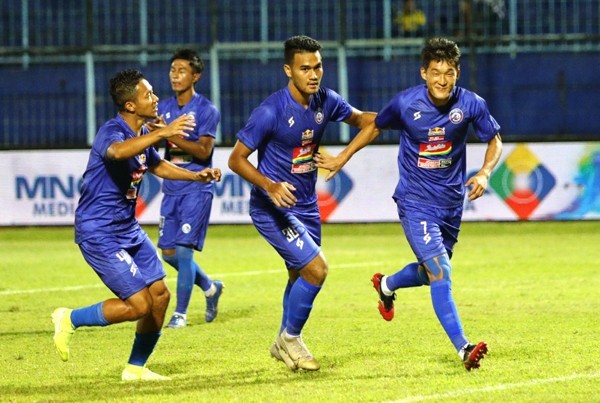 In Kyun (kanan), pemain Arema FC melakukan selebrasi usai berhasil menjebol gawang tim Sabah FA saat pertandingan penyisihan turnamen Piala Gubernur Jawa Timur di Stadion Kanjuruhan, Kabupaten Malang, kemarin (11/2). FOTO: Angger Bondan/Jawa Pos - Image