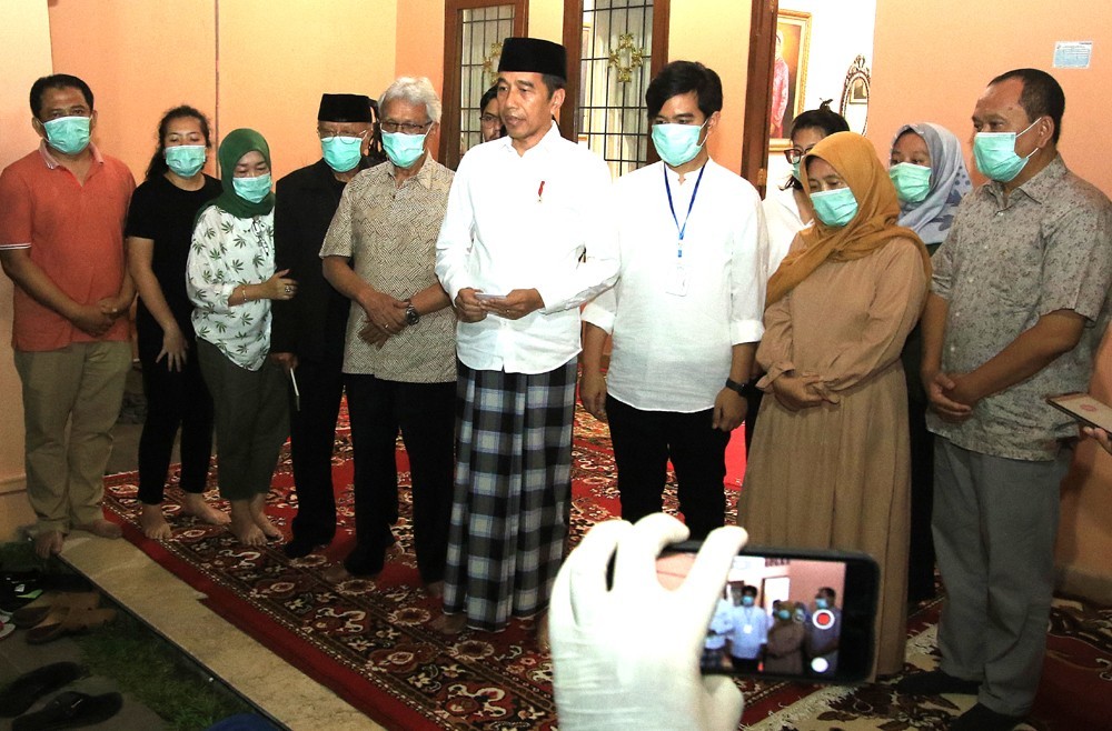 DUKA RI-1: Jokowi memberikan kata sambutan di kediaman ibunya di Jalan Pleret Raya 91, Kelurahan Sumber, Banjarsari, Solo, Rabu malam (25/3). (DAMIANUS BRAM/JAWA POS RADAR SOLO) - Image