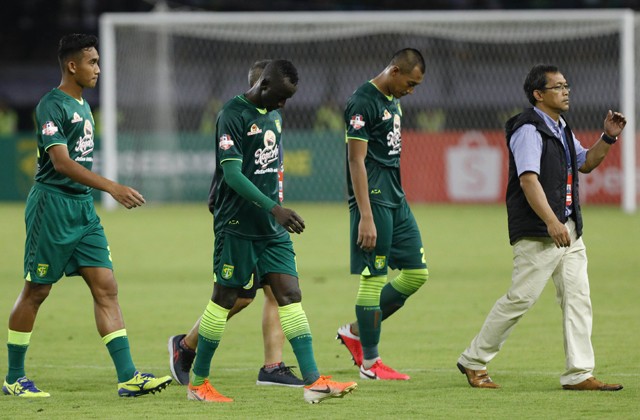 Reaksi pemain dan pelatih Persebaya usai pertandingan Liga 1 2020 melawan Persik Kediri yang berakhir seri 1-1 di Stadion Gelora Bung Tomo, Surabaya, kemarin (29/2). FOTO: Angger Bondan/Jawa Pos - Image