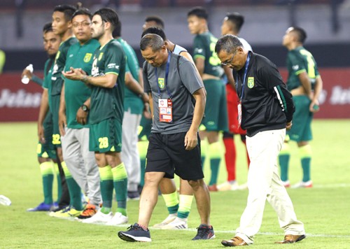 Ekspresi Aji Santoso (kanan), pelatih Persebaya usai dikalahkan tim Persipura pada pertandingan pekan ketiga Liga 1 2020 di Stadion Gelora Bung Tomo, Surabaya, kemarin (13/2). FOTO: Angger Bondan/Jawa Pos - Image