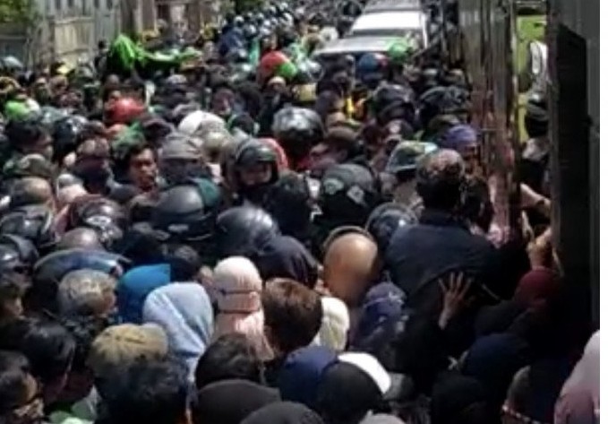 Aparat kepolisian Polresta Samarinda, Kalimantan Timur, membubarkan kerumunan massa yang melakukan antrean pembagian sembako di kediaman pribadi Gubernur Kaltim Isran Noor di perumahan Karpotek, Sungai Kunjang, Kamis (23/4). Arumanto/Antara - Image