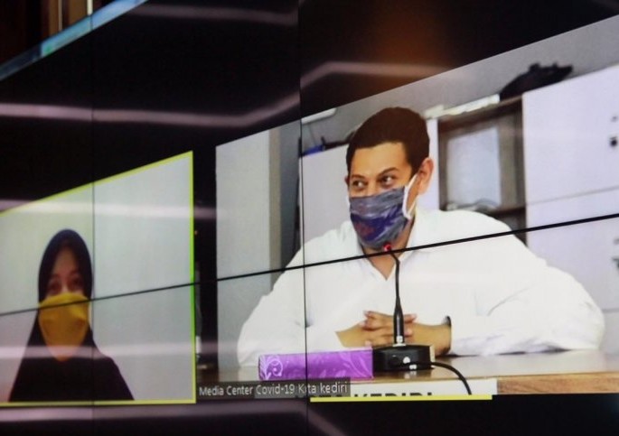 Wali Kota Kediri Abdullah Abu Bakar dialog dengan pasien warga Kota Kediri yang kini dinyatakan negatif korona lewat video conference di Command Center Balai Kota Kediri. Antara - Image