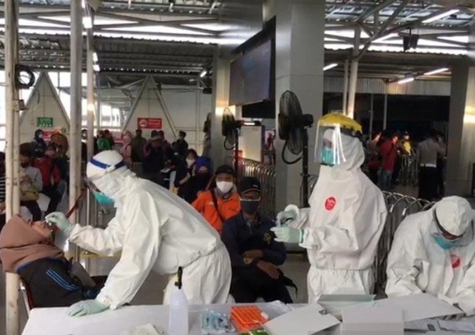 Ratusan penumpang KRL menjalani tes swab di Stasiun Bogor, di Kota Bogor, pada Senin (27/4). Pemkot Bogor/Antara - Image
