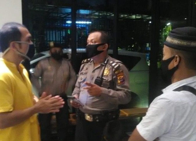 Petugas Polsek Medan Baru bubarkan kerumunan massa yang mengadakan acara ulang tahun pada Senin (27/4) malam. Antara - Image