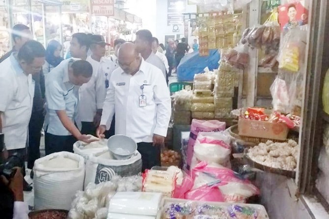 Tim Satgas Pangan Kota Madiun saat melakukan sidak pasokan bahan pangan di Pasar Besar Kota Madiun. Pemkot Madiun pastikan semua stok bahan pangan di wilayah setempat aman dalam sebulan ke depan, terutama saat Ramadhan 2020. (Diskominfo Kota Madiun for J - Image