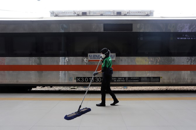 Suasana sepi tanpa adanya penumpang di Stasiun Pasar Senen, Jakarta, Sabtu (25/4/2020). PT Kereta Api Indonesia (Persero) atau KAI membatalkan seluruh perjalanan Kereta Api Jarak Jauh dari dan menuju Jakarta dan Bandung mulai 24 April 2020. Langkah ini di - Image