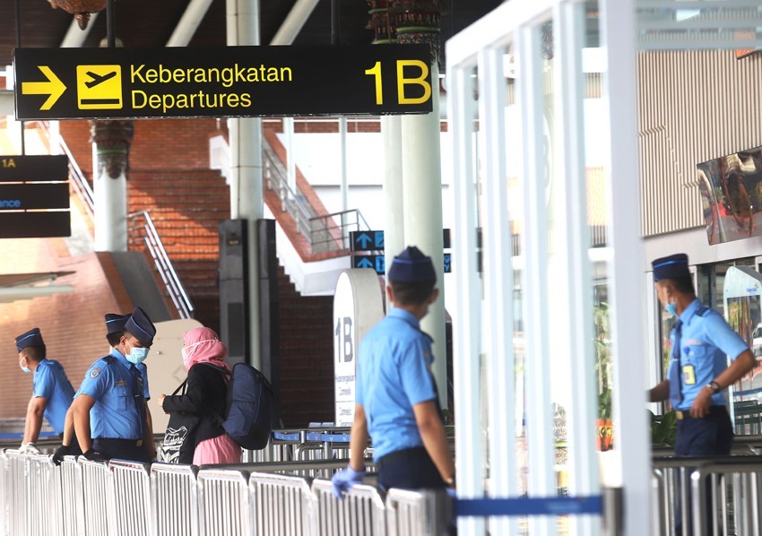 Suasana sepi di terminal keberangkatan 1B Bandara Internasional Soekarno Hatta, Tanggerang, Banten, Sabtu (28/03/2020). Berdasarkan surat Dirjen Hubud no. 6 tahun 2020 tentang pencegahan penyebaran virus Korona, Angkasa Pura II mulai 1 April 2020 menutup - Image