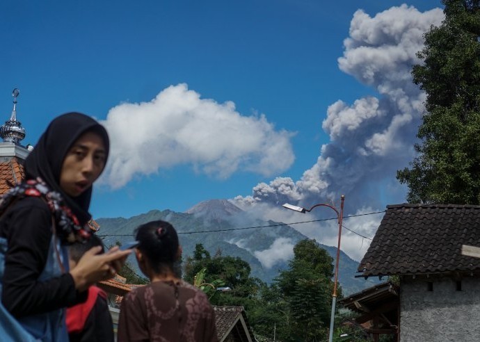 ILUSTRASI: Erupsi Gunung Merapi terlihat dari Cepogo, Boyolali, Jawa Tengah, pada Jumat (10/4). Mohammad Ayudha/Antara - Image