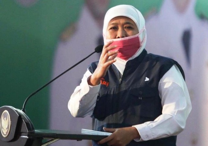 Gubernur Jawa Timur Khofifah Indar Parawansa meminta pelaku industri mengatur proses kerja untuk membatasi aktivitas kerja di perusahaan selama pelaksanaan PSBB di Surabaya Raya. Humas Pemprov Jatim/Antara - Image