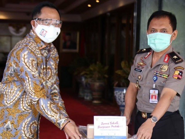 KRUSIAL: Mendagri Tito Karnavian menyerahkan ventilator bantuan dari Singapura kepada Kepala RS Bhayangkara Tk I Said Sukanto Brigjen Dr dr Rusidanto di Gedung A Kemendagri, Jakata, Rabu (29/4). (HUMAS KEMENDAGRI) - Image