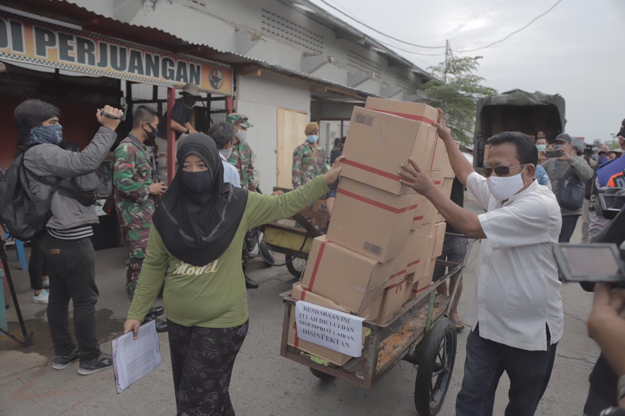 ILUSTRASI: Pembagian sembako oleh Pemprov DKI kepada warga miskin dan rentan miskin, (Dok Sudin Kominfotik Jakarta Utara). - Image