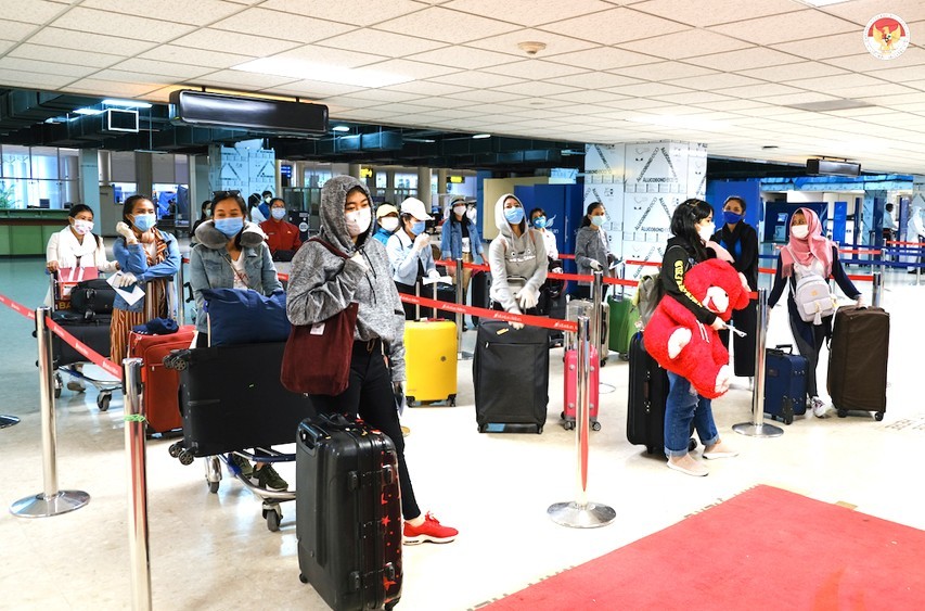 TERIMBAS KORONA: Pekerja migran Indonesia di Bandara Kolombo, Sri Lanka, Jumat (24/4). (KBRI COLOMBO) - Image