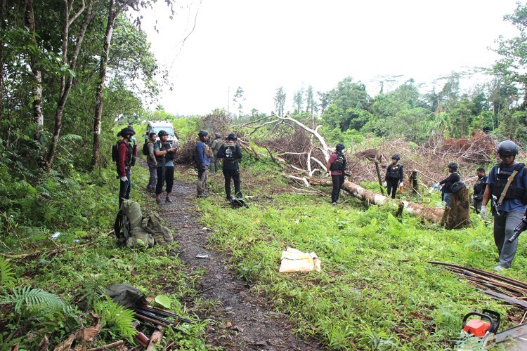 TINDAKAN: Tim gabungan TNI-Polri di salah satu kamp persembunyian KKB di Kampung Jayanti, Mimika, Kamis (9/4). (I Gusti Era Adhinata for Cenderawasih Pos) - Image