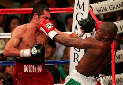 LAS VEGAS - MAY 05: (L-R) Oscar De La Hoya throws a right at Floyd Mayweather Jr. during their WBC super welterweight world championship fight at the MGM Grand Garden Arena May 5, 2007 in Las Vegas, Nevada. (Photo by Jed Jacobsohn/Getty Images) *** Local - Image