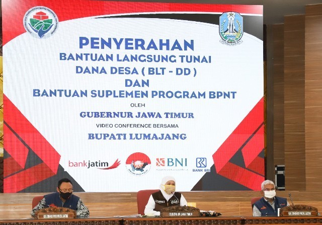 KAWAL LANGSUNG: Gubernur Jawa Timur Khofifah Indar Parawansa (tengah) didampingi Kepala DPMD Provinsi Jatim Mohammad Yasin (kiri) dan Kepala Dinas Sosial Provinsi Jatim Dr Alwi MHum dalam acara pemberian BPNT secara simbolis kepada salah seorang KPM dari - Image