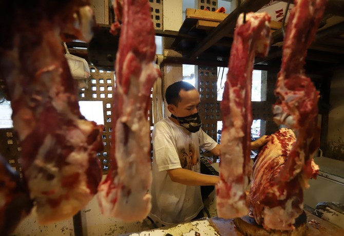 Pedagang saat memotong daging sapi di Pasar Senen, Jakarta, Minggu (17/5/2020). Sejumlah pedagang menyatakan permintaan daging sapi menjelang Idul Fitri mulai meningkat hingga 50 persen daripada hari biasa sehingga mengakibatkan harga naik dari rata-rata - Image