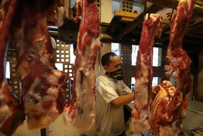 Pedagang saat memotong daging sapi di Pasar Senen, Jakarta, Minggu (17/5/2020). Sejumlah pedagang menyatakan permintaan daging sapi menjelang Idul Fitri mulai meningkat hingga 50 persen daripada hari biasa sehingga mengakibatkan harga naik dari rata-rata - Image