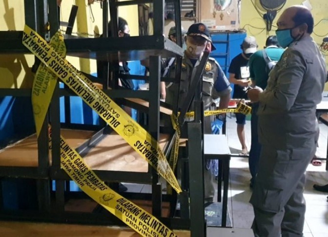 Salah satu warung kopi di Surabaya yang disegel aparat Satpol PP dan Polda Jawa Timur karena melanggar aturan jam malam saat pelaksanaan PSBB tahap II di Surabaya Raya, pada Rabu (20/5) malam. Polda Jatim/Antara - Image