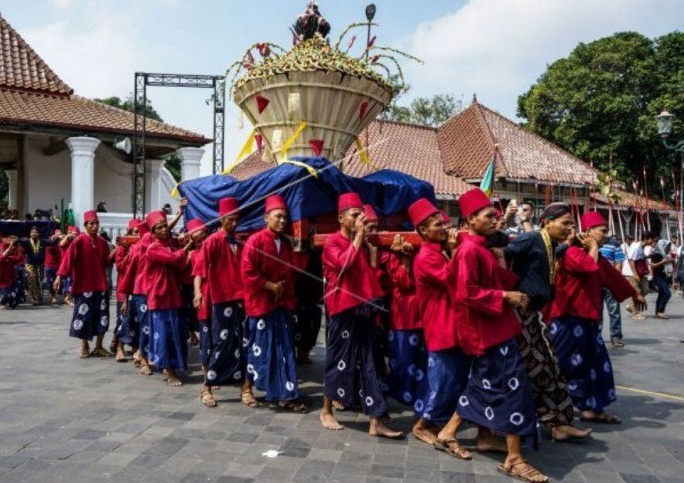 Sejumlah Abdi Dalem Keraton Jogjakarta membawa gunungan saat prosesi Grebeg Syawal di Masjid Gede Kauman Jogjakarta tahun lalu. Andreas Fitri Atmoko/Antara - Image
