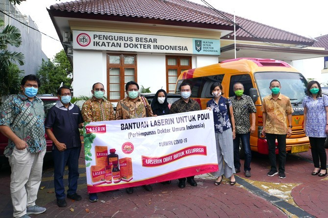 PT. Mecosin Indonesia mengunjungi kantor Pengurus Besar Ikatan Dokter Indonesia (PB IDI) untuk menyerahkan bantuan obat batuk herbal LASERIN kepada Perhimpunan Dokter Umum Indonesia (PDUI) yang berkantor di Jakarta Pusat. (Istimewa) - Image