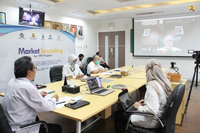 Menteri PUPR Basuki Hadimuljono saat membuka acara market sounding melalui skema Kerjasama Pemerintah dengan Badan Usaha (KPBU) untuk enam proyek infrastruktur senilai Rp 80,84 triliun. - Image