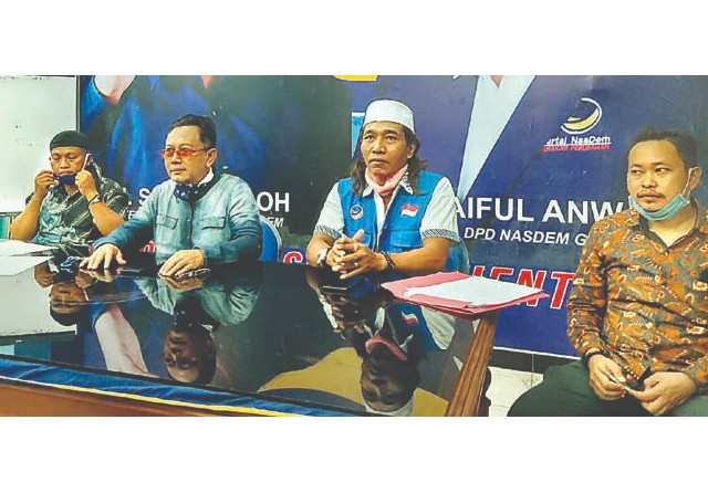 KLARIFIKASI: Nur Hudi (dua dari kanan) dan Irfan Choirie (dua dari kiri) memberikan keterangan di kantor Nasdem Kamis (14/5). (Ludry Prayoga/Jawa Pos) - Image